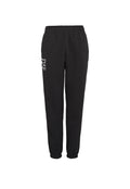 Schwarze Sweatpants aus einem Baumwollmischgewebe, mit elastischem Bund und Bündchen, und weißem Drucktext auf dem linken Bein.