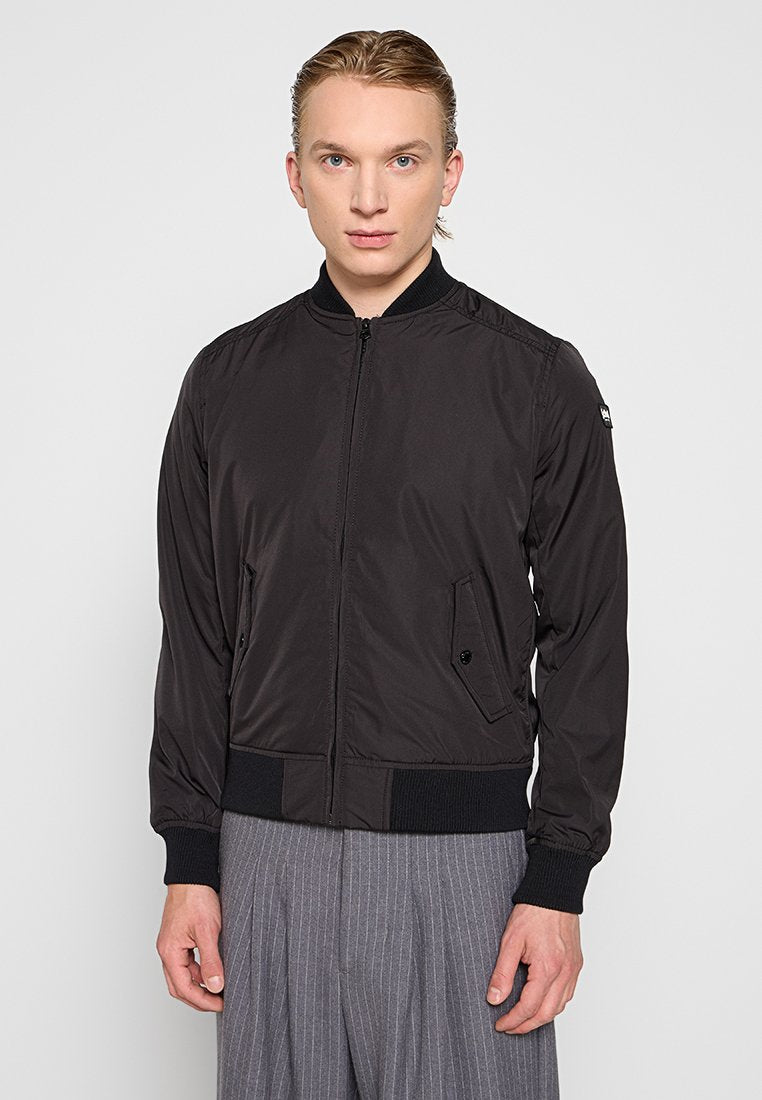 Schwarze Bomberjacke aus leichtem Material, mit einem Frontreißverschluss, gerippten Bündchen und seitlichen Taschen. Glatte Textur mit minimaler Detailgestaltung.