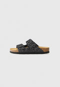 Schwarze Glitzer-Sandalen zum Hineinschlüpfen mit zwei verstellbaren Riemen, Korkfußbett und strukturierter schwarzer Gummisohle. Der funkelnde Glanz sorgt für ein optisches Highlight.