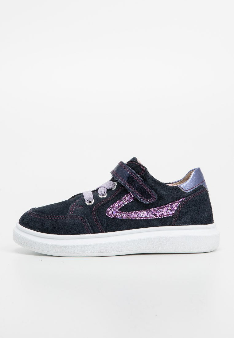 Schwarze Wildleder-Sneaker mit lila Glitzerakzenten, weißer Gummisohle und verstellbarem Riemen. Mit Stichdetails und Ösen für die Schnürsenkel.
