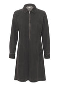 Schwarzes Denim-Kleid mit einem Reißverschluss vorne, Kragen, langen Ärmeln und zwei großen Seitentaschen. Es hat einen lässigen Schnitt und sichtbare Nähte.