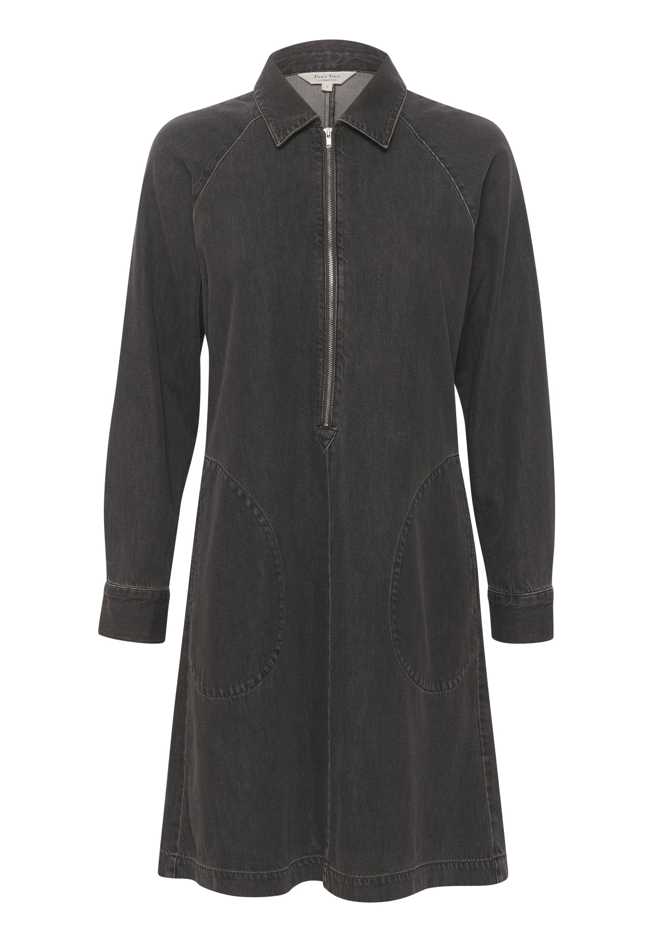 Schwarzes Denim-Kleid mit einem Reißverschluss vorne, Kragen, langen Ärmeln und zwei großen Seitentaschen. Es hat einen lässigen Schnitt und sichtbare Nähte.