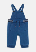 Blaue Latzhosen aus weichem Stoff mit verstellbaren Trägern, einer Fronttasche und einem elastischen Bund. Verfügt über Seitentaschen und gerippte Bündchen.