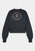 Schwarzer, taillierter Sweatshirt mit langen Ärmeln, gerippten Bündchen und kreisförmigem "NIKECOURT"-Schriftzug um ein Tennisplatz-Logo auf der Brust.