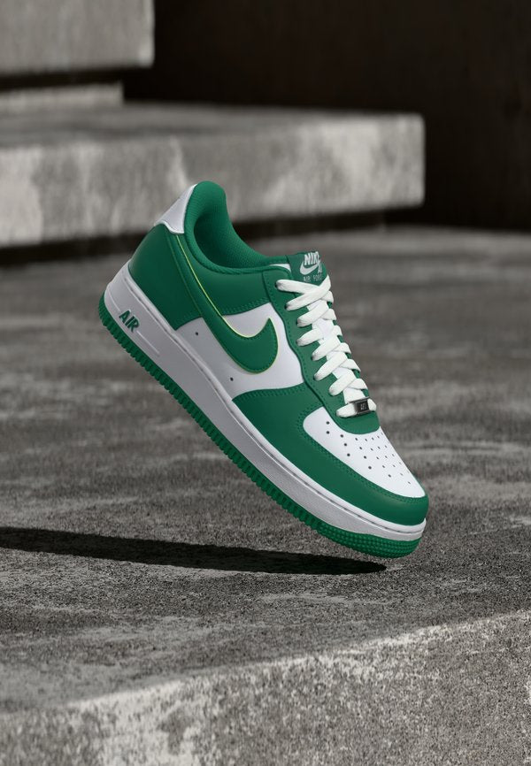 Nike Sportswear AIR FORCE ESSENTIAL - Trainers - white/malachite
