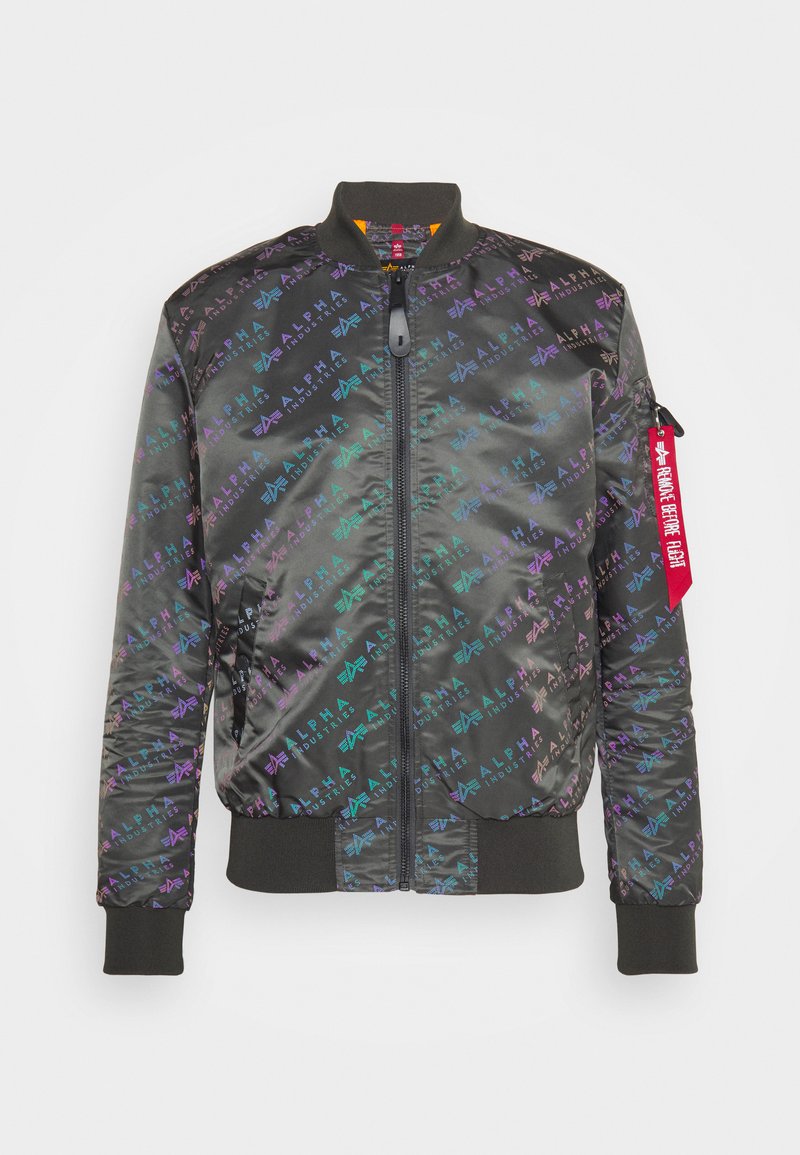 Schwarze Bomberjacke mit glänzender Oberfläche, mit mehrfarbigen "Alpha Industries"-Logomustern, Rippbündchen und einem Reißverschluss.
