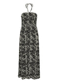 Schwarz-weiße, bedruckte Maxikleid mit trägerlosem Design, gerafftem Oberteil und fließendem Rock, das ein abstraktes Muster aufweist.