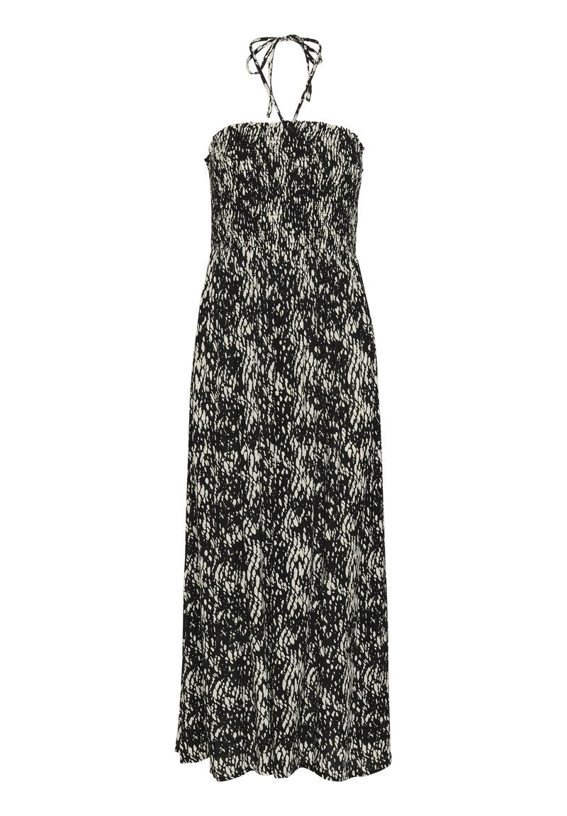 Schwarz-weiße, bedruckte Maxikleid mit trägerlosem Design, gerafftem Oberteil und fließendem Rock, das ein abstraktes Muster aufweist.