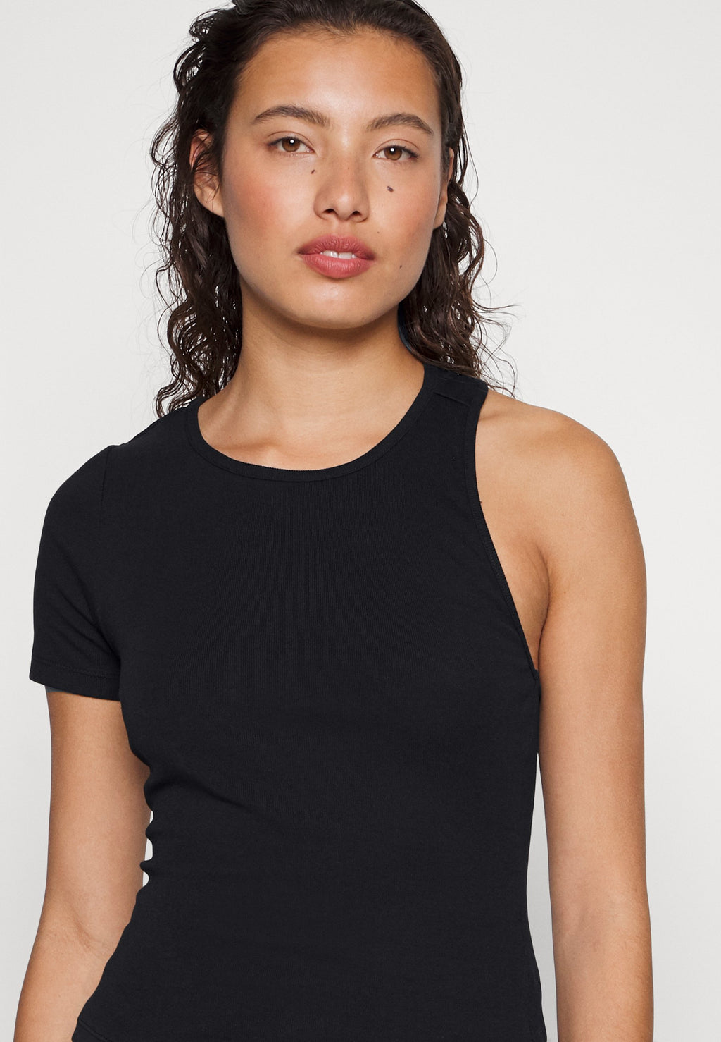 Good American ASYMMETRICAL OPEN BACK TEE
