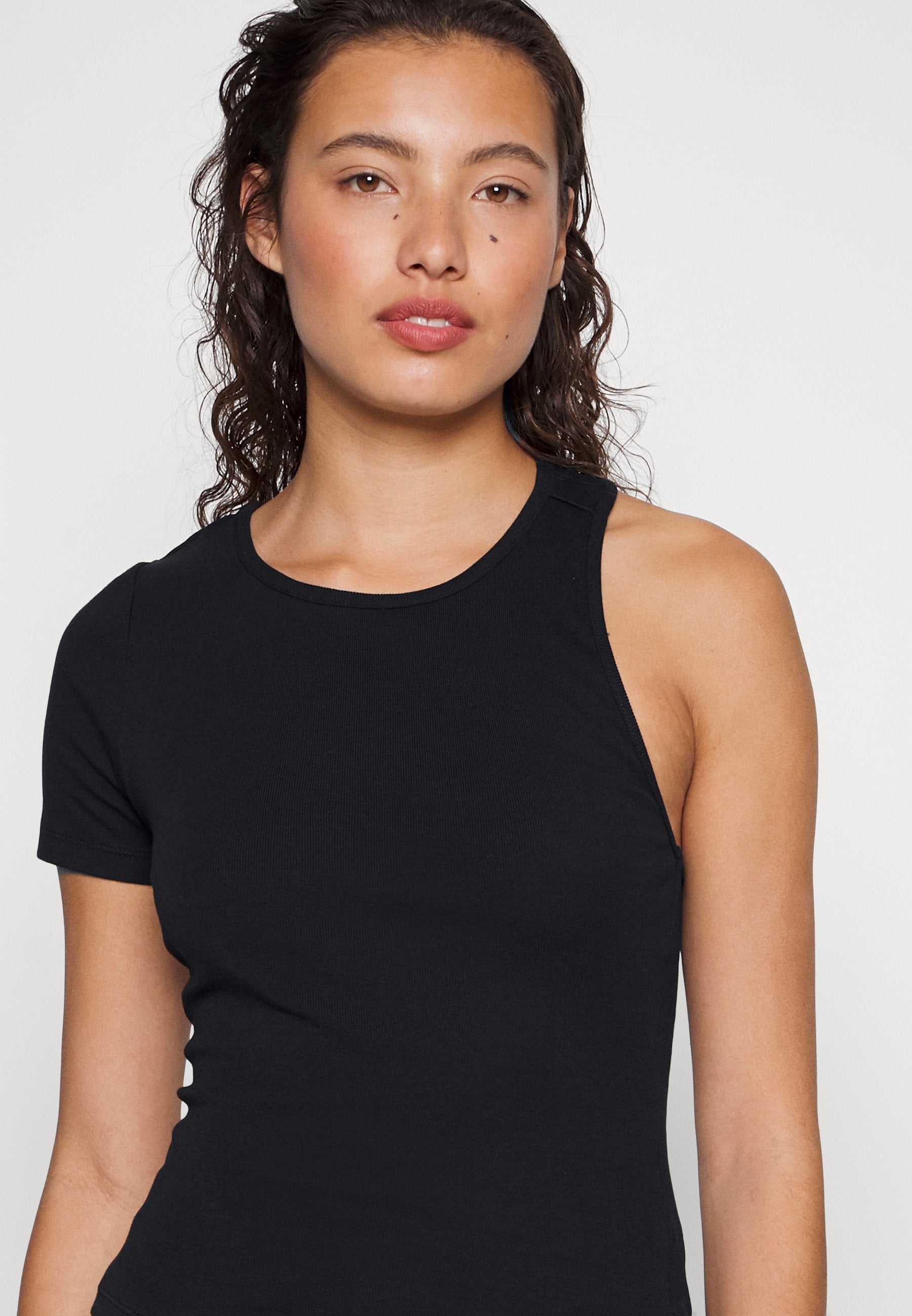 Good American ASYMMETRICAL OPEN BACK TEE