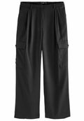 Schwarze, weit geschnittene Cargo-Hosen aus glattem Stoff. Verfügt über Falten, zwei seitliche Taschen und eine lockere Passform. Geeignet für Freizeitkleidung.