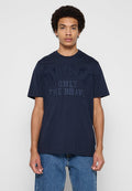 Marineblaues T-Shirt mit kurzen Ärmeln aus Baumwolle, mit erhabenem Schriftzug "DIESEL ONLY THE BRAVE" auf der Vorderseite. Legere Passform mit rundem Ausschnitt.