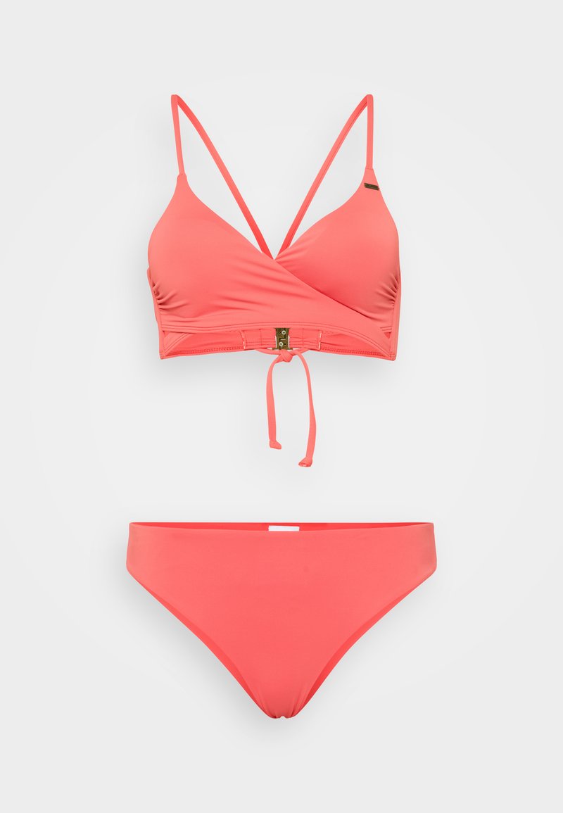 Korallenfarbenes Bikini-Set mit einem Triangel-Oberteil mit verstellbaren Trägern und einem gedrehten Frontdesign, kombiniert mit passenden niedrig geschnittenen Höschen.