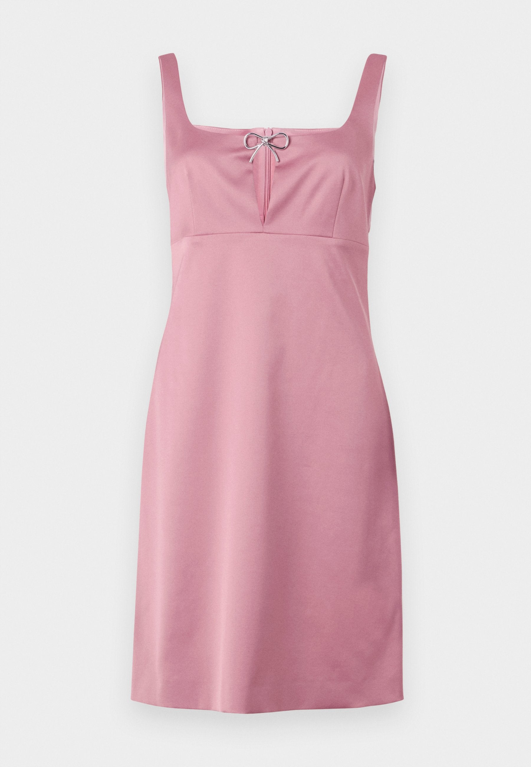 Helles rosa ärmelloses Kleid mit quadratischem Ausschnitt, das mit einem kleinen Schleifendetail und einem taillierten Oberteil versehen ist, das in einen geraden Rock übergeht.