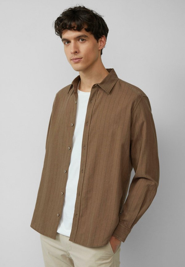 s.Oliver REGULAR FIT GESTREIFTES MIT KENTKRAGEN - Shirt - sandstein