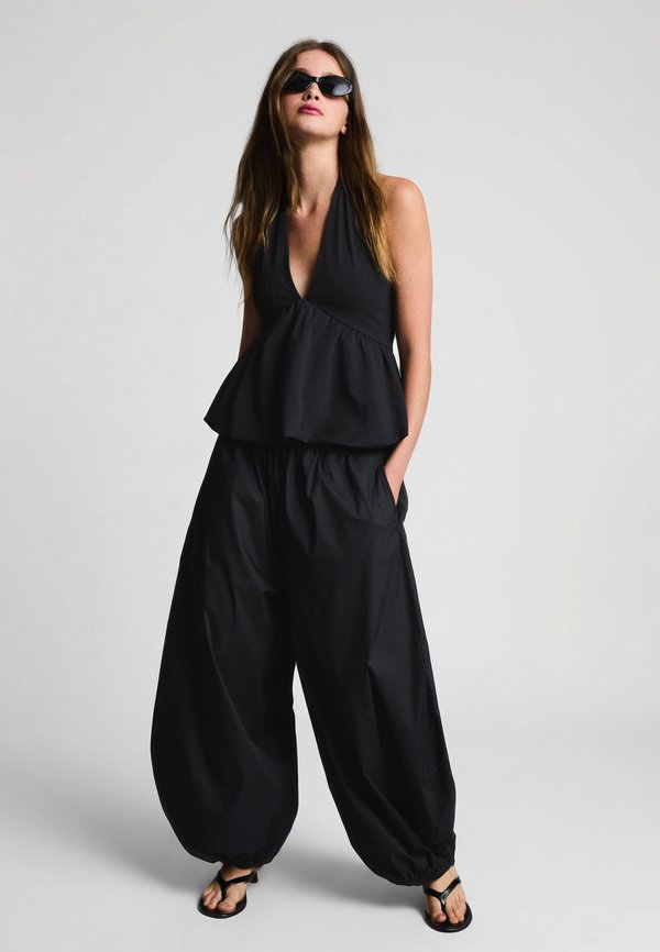 Bershka TROUSERS 00928741 - Trousers - black