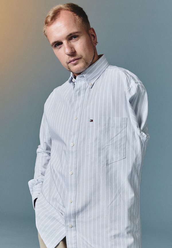 Tommy Hilfiger ADAPTIVE REGULAR FIT STRIPE OXFORD SHIRT