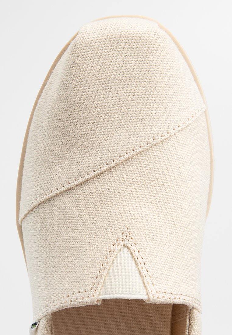 TOMS NATURAL