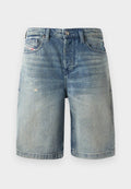 Jeansshorts in Hellblau mit klassischem Fünf-Taschen-Design, sichtbaren Nähten und dezentem Ausbleichen sowie leichten Abnutzungserscheinungen am Saum.