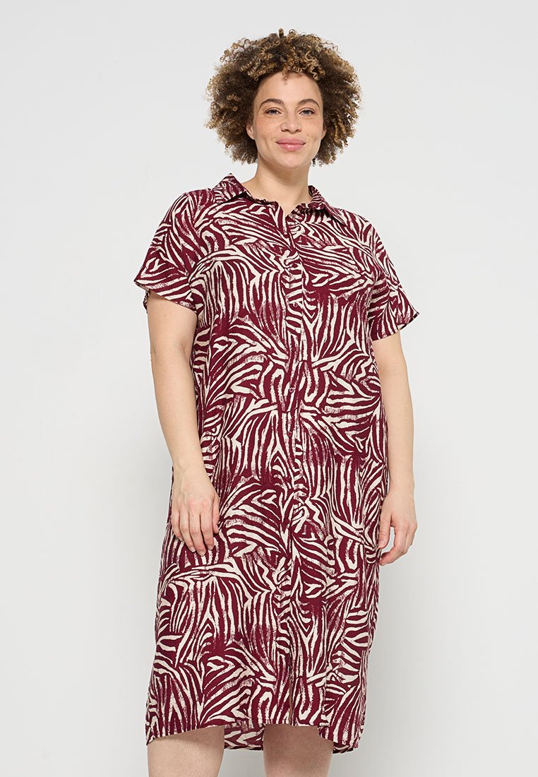 Knielanges, burgunderfarbenes Hemdkleid mit Zebra-Muster. Kurzärmeliger, entspannter Schnitt und weiches Material mit glatter Textur.