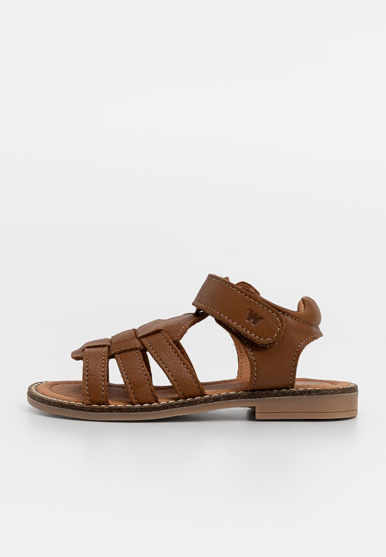 Braune Leder-Sandale mit mehreren Riemen, verstellbarem Klettverschluss, flacher Sohle und strukturiertem Fußbett.