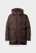 Braune Pufferjacke mit Reißverschluss vorne, großen aufgesetzten Taschen, einer verstellbaren Kapuze und einem gesteppte Design für Isolation.