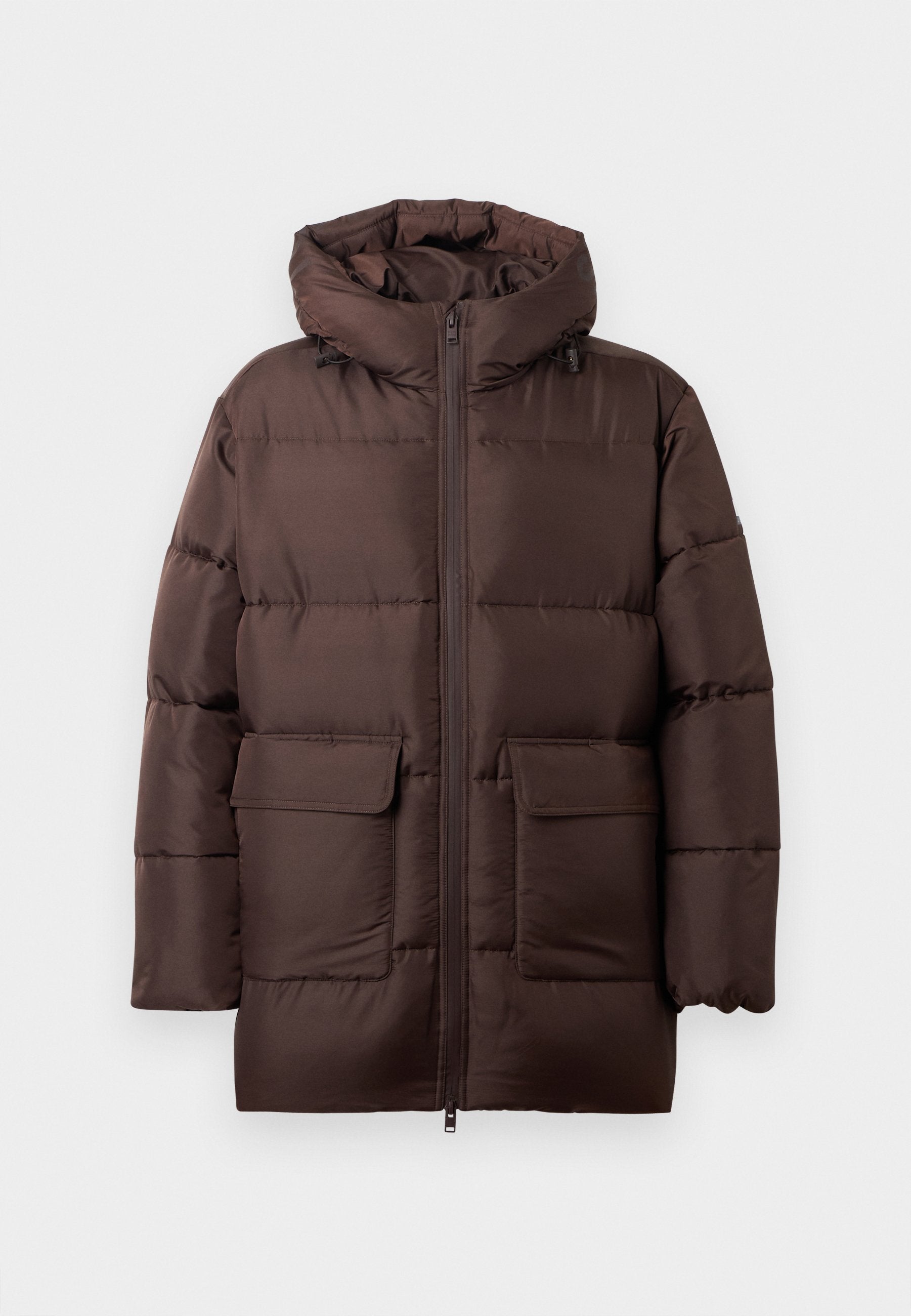 Braune Pufferjacke mit Reißverschluss vorne, großen aufgesetzten Taschen, einer verstellbaren Kapuze und einem gesteppte Design für Isolation.