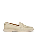Beiger Slipper-Loafer mit rundem Zehenbereich, genähten Details, dekorativem Riemen mit Metallniete und flacher, niedriger Sohle.