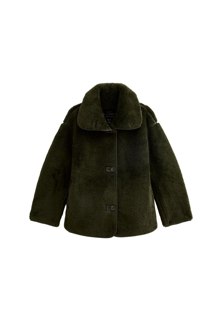 Grüne Kunstfelljacke mit breitem Kragen, langen Ärmeln und zwei schwarzen Knopfverschlüssen auf der Vorderseite. Weiche Textur und lässige Passform.