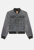 Abgeschnittene Jeansjacke mit einem verblassten schwarzen Waschlook, zwei vorderen Taschen, silbernen Druckknöpfen sowie geripptem Strickkragen und -bündchen.