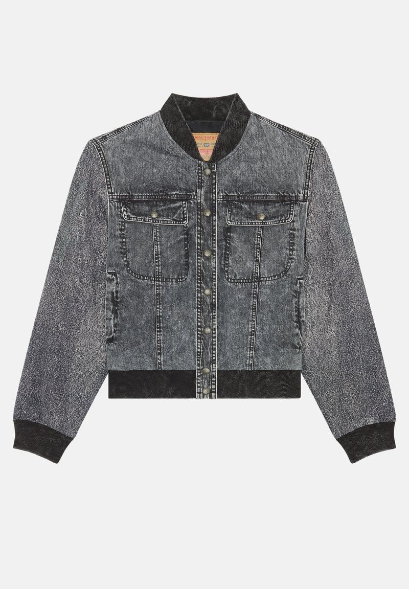 Abgeschnittene Jeansjacke mit einem verblassten schwarzen Waschlook, zwei vorderen Taschen, silbernen Druckknöpfen sowie geripptem Strickkragen und -bündchen.