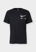 Schwarzes Nike T-Shirt mit kurzen Ärmeln und Rundhalsausschnitt, weißem Nike Swoosh und kleinem aufgedrucktem Text auf der oberen linken Brust.