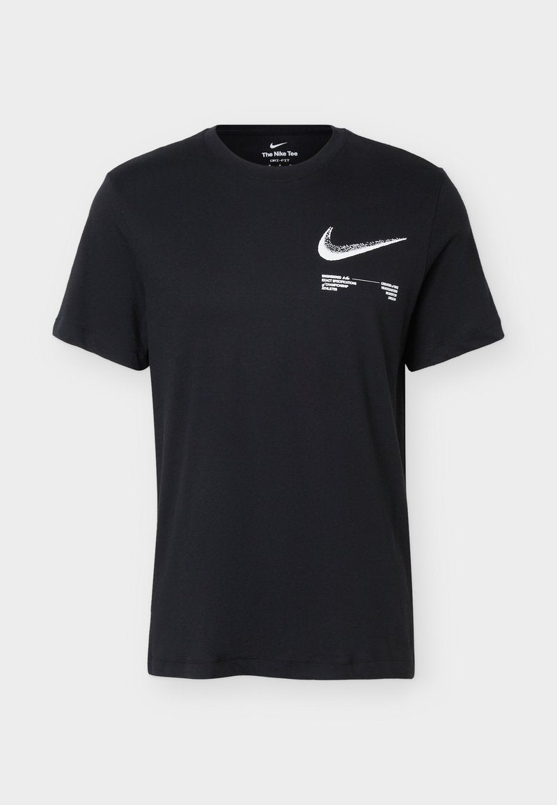 Schwarzes Nike T-Shirt mit kurzen Ärmeln und Rundhalsausschnitt, weißem Nike Swoosh und kleinem aufgedrucktem Text auf der oberen linken Brust.