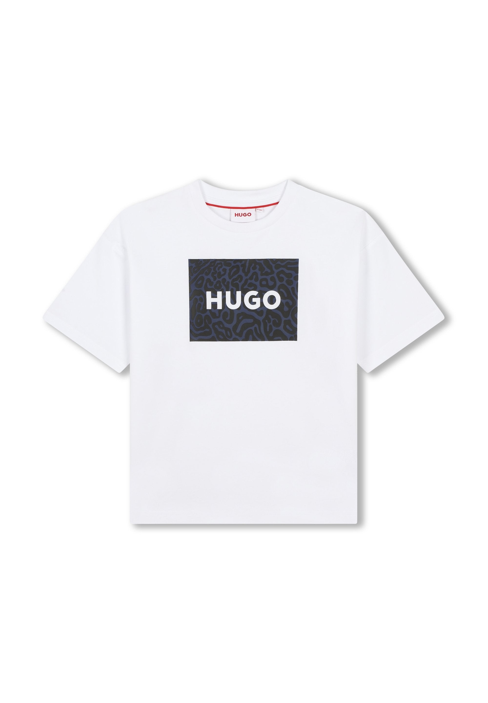 Weißes Baumwoll-T-Shirt mit einem schwarzen, gemusterten Quadrat-Graphic und "HUGO" in fetten weißen Buchstaben in der Mitte. Kurzärmlig, Rundhalsausschnitt.