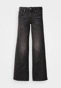 Schwarze Jeans mit weitem Bein, ausgewaschenen Details, Fünf-Taschen-Design sowie Knopf- und Reißverschluss.