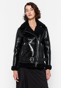 Schwarze Kunstlederjacke mit glänzender Oberfläche, Fellkragen, Reißverschlusstaschen und tailliertem Bund. Verfügt über eine weiche Textur und ein strukturiertes Design.