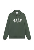 Grüner Sweatshirt mit Kragen, ausgestattet mit einem "YALE"-Grafik in weißer Schrift und drei braunen Knöpfen an der Leiste. Einfache Textur.