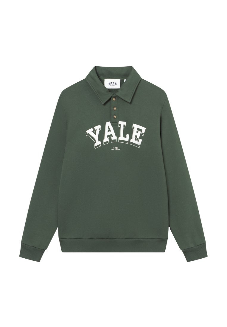 Grüner Sweatshirt mit Kragen, ausgestattet mit einem "YALE"-Grafik in weißer Schrift und drei braunen Knöpfen an der Leiste. Einfache Textur.