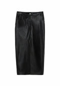 Schwarze plissierte Midi-Rock aus Kunstleder, mit einer glatten Textur, Vorderaschen und einem einreihigen Knopfverschluss am Bund.