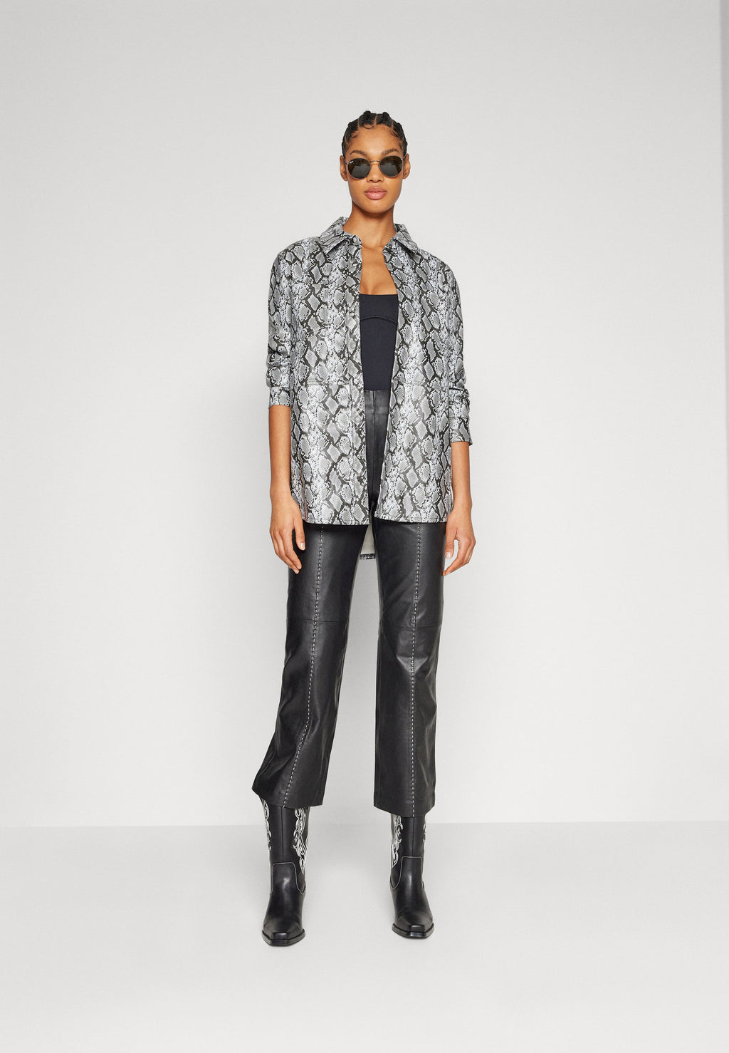 ONLCARYS SNAKE SHACKET  Media 2