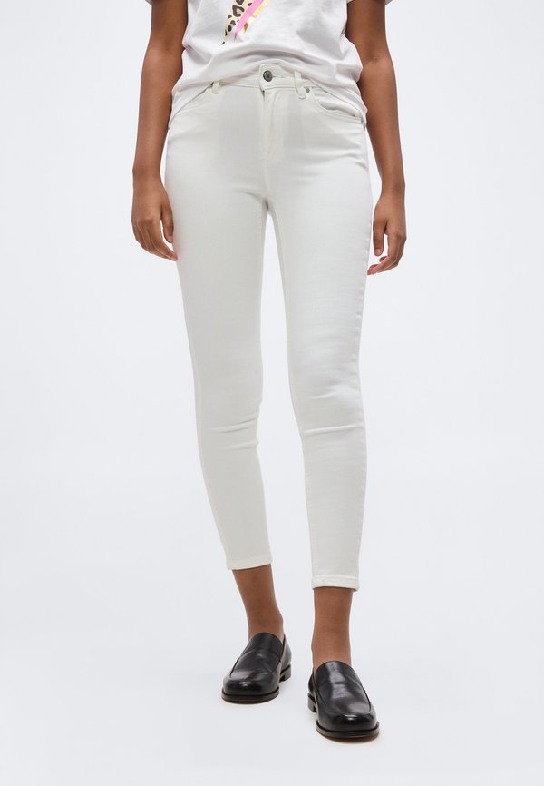 Vero Moda Petite VMFLASH  - Jeans Skinny Fit - bright white