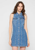 Ärmelloses Denim-Kleid in hellblau mit einer Knopfleiste, spitzem Kragen und zwei Brusttaschen mit dekorativen Nähten.