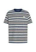 Gestreiftes kurzärmeliges T-Shirt mit horizontalen blauen, orangefarbenen und cremefarbenen Streifen, geometrischen Mustern und einem runden Logo auf der Brust.