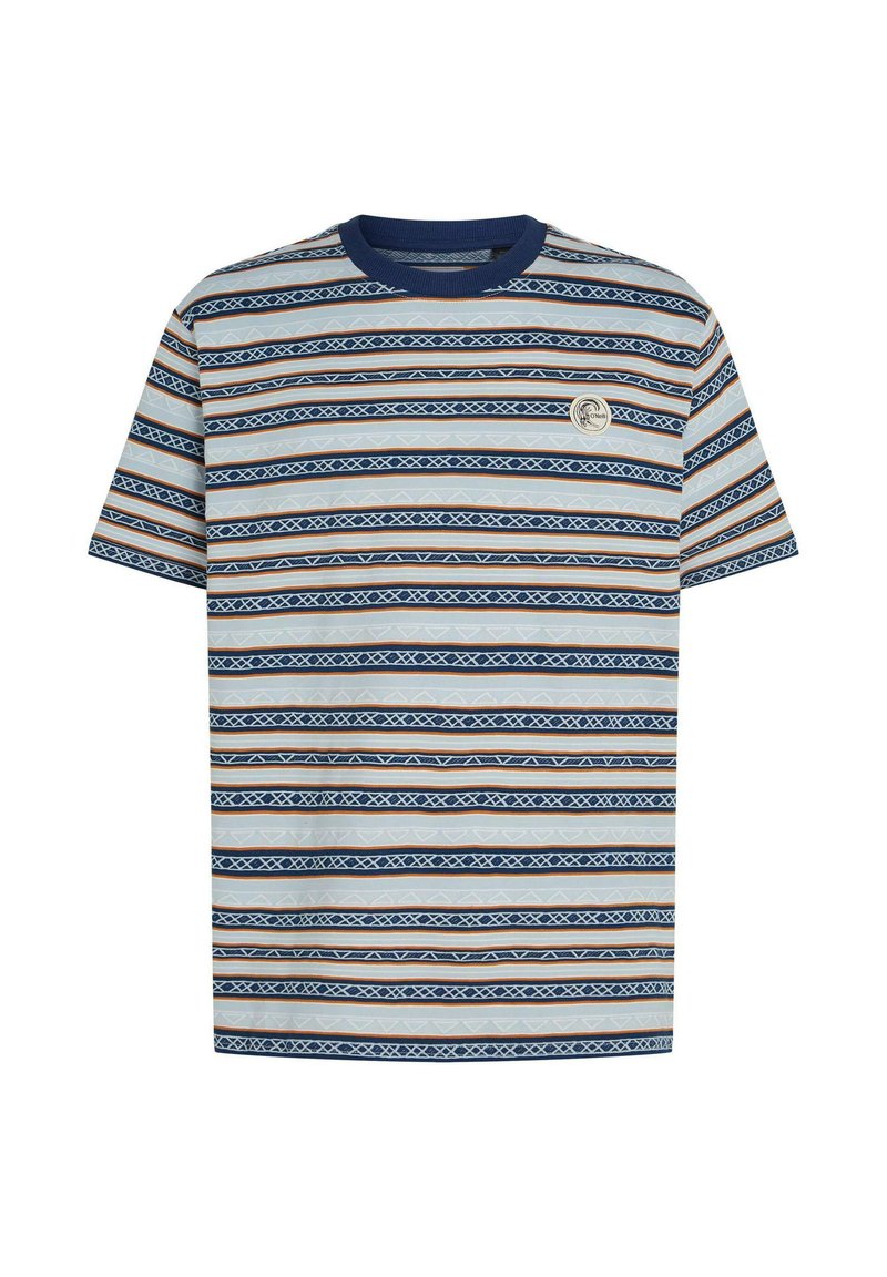 Gestreiftes kurzärmeliges T-Shirt mit horizontalen blauen, orangefarbenen und cremefarbenen Streifen, geometrischen Mustern und einem runden Logo auf der Brust.