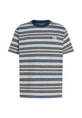 Gestreiftes kurzärmeliges T-Shirt mit horizontalen blauen, orangefarbenen und cremefarbenen Streifen, geometrischen Mustern und einem runden Logo auf der Brust.