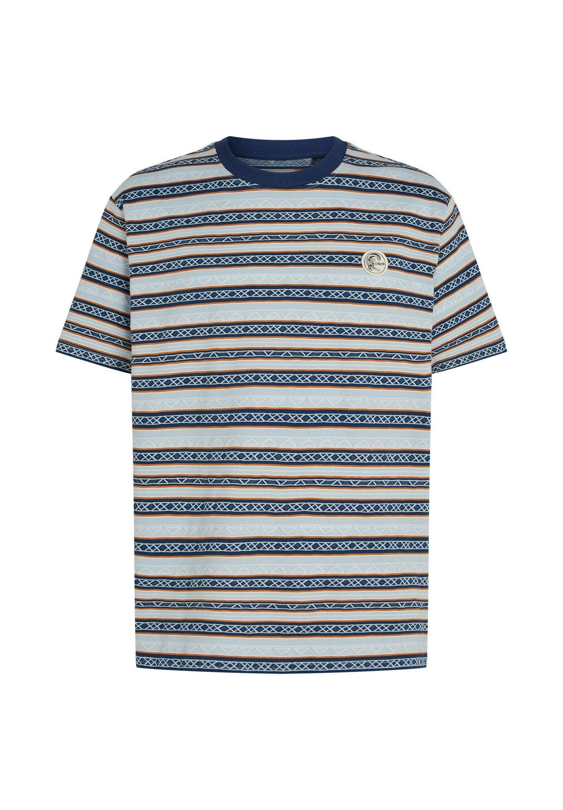 Gestreiftes kurzärmeliges T-Shirt mit horizontalen blauen, orangefarbenen und cremefarbenen Streifen, geometrischen Mustern und einem runden Logo auf der Brust.