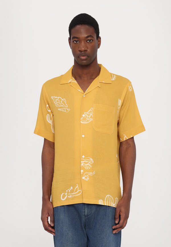 CLOSED SHORT SLEEVED SHIRT