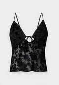 Schwarzes Camisole mit dünnen Trägern, das ein florales Muster aus Samt-Overlay auf durchsichtiger Stoff hat; V-Ausschnitt und Bindebanddetails vorne.