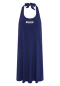 Dunkelblaues Halterkleid aus weichem Stoff, mit lockerer Silhouette, Bindeband am Hals und einem weißen Logo auf der Vorderseite.