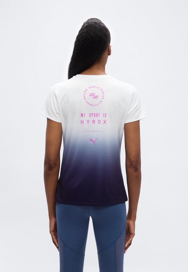Puma X HYROX GRAPHIC TEE - Sports T-shirt - white/deep plum